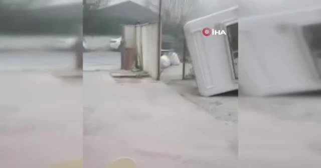 Görevli içindeyken güvenlik kulübesi uçtu