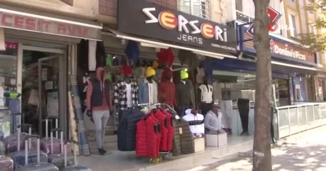 Gözüne kestirdiği yeleği denedi, kontrol etti ve çaldı