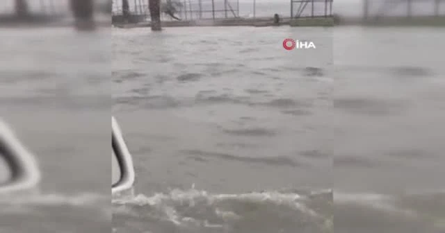 İzmir'de etkili olan lodos sebebiyle deniz taştı