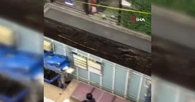Japonya’da yol çöktü çöp kamyonu oluşan çukura düştü