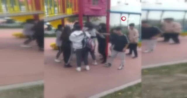 Liseli kızlar saç saça baş başa kavga etti