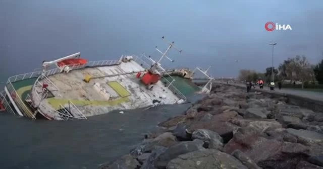 Lodostan yan yatan geminin akıbeti gün ağarınca ortaya çıktı