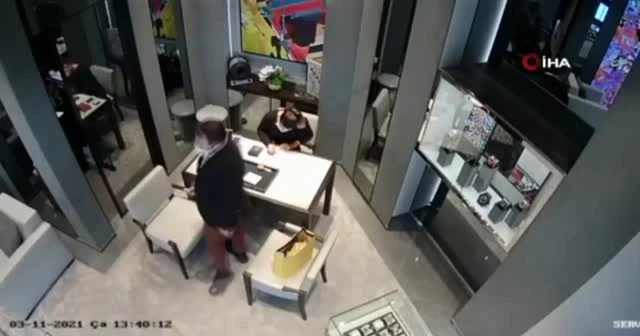 Lüks mağazadan saati böyle çaldı