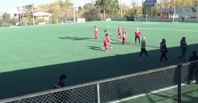Maçın ortasında tekme tokat birbirlerine girdiler