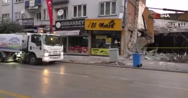 Malatya'da bina çöktü! Hasar gün ağarınca ortaya çıktı