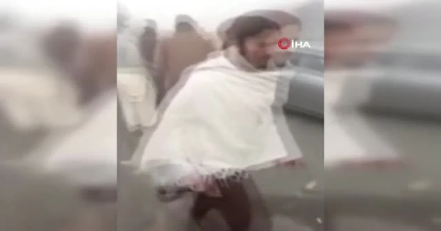 Pakistan'da feci kaza: Sis yüzünden 30 araç birbirine girdi!
