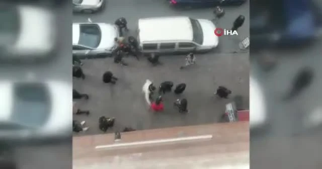 Testereli saldırganın kafasına sandalye vurdu