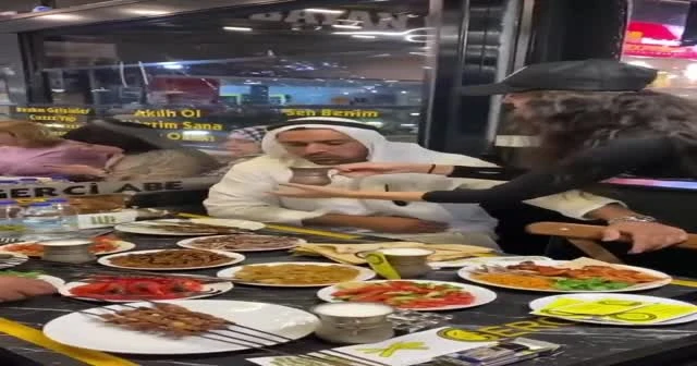 Türk restoranında garson kızlar Arap müşterileri elleriyle besledi