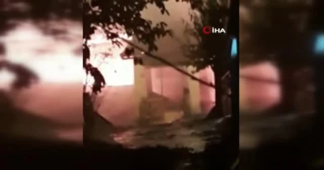 Yanan evine odun attı