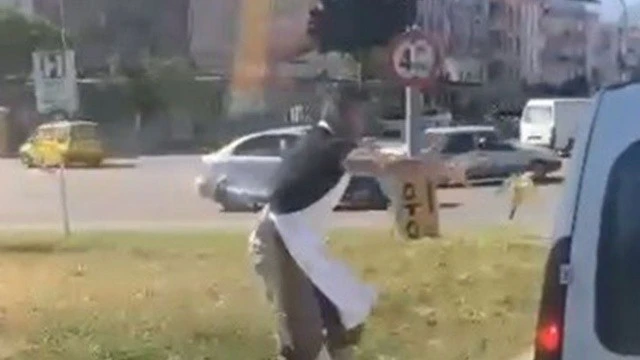 Yere attığı muz kabuğu kendisine geri geldi