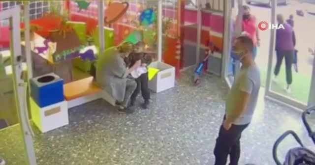 Yola fırlayan çocuğa servis çarptı