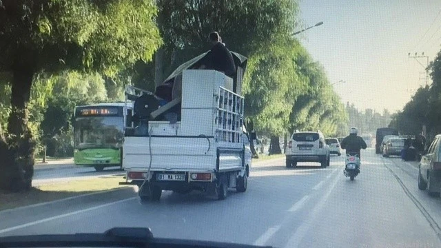 Yürekleri ağza getiren görüntü: Buzdolabının üzerinde yolculuk