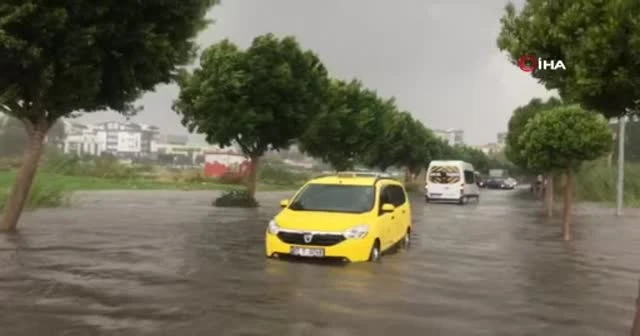 Antalya’da yollar dere yatağına döndü, araçlar mahsur kaldı