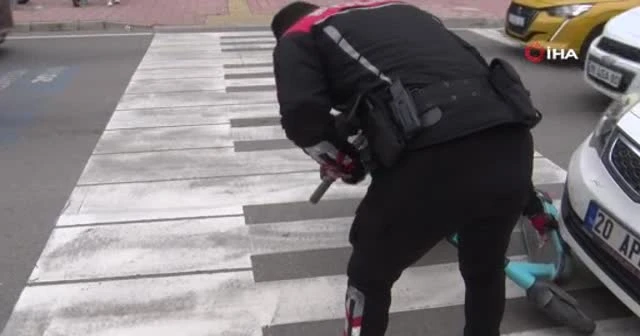 Araba çarpan arkadaşını bırakıp paranın derdine düştü
