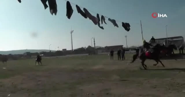 Atıyla çıktığı dairenin balkonundan komşuları selamladı