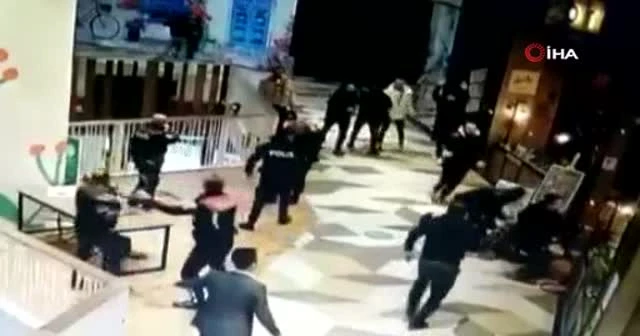 AVM savaş alanına çevirdiler: Masa ve sandalyeler havada uçtu