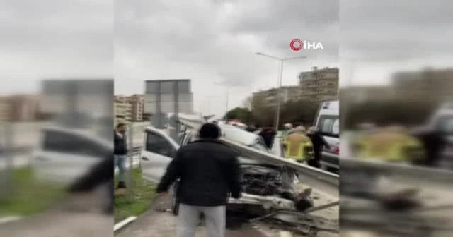 Bariyerlere saplanıp hurdaya dönen araçtan burnu bile kanamadan çıktı