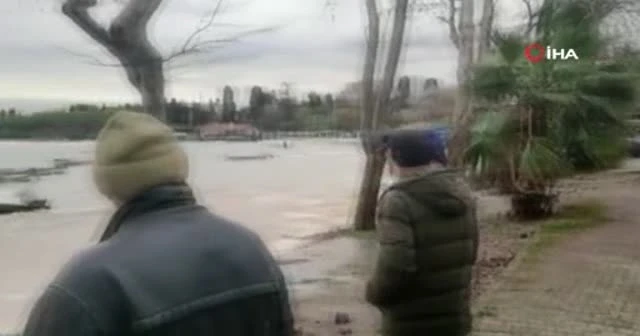 Batan teknesini kurtarmak için denize daldı