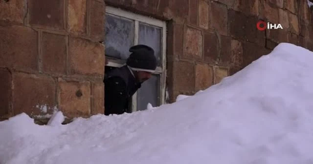 Bir buçuk metre yağdı, kafalarını bile çıkaramıyorlar