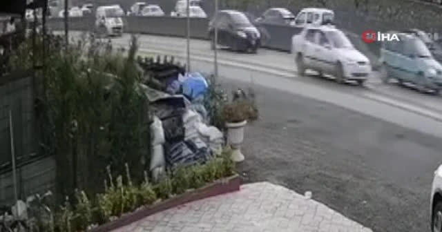 Çocuklarıyla yürüyen kadına araç çarptı