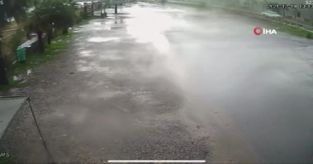 Denizde çıkan hortum karayoluna ilerledi