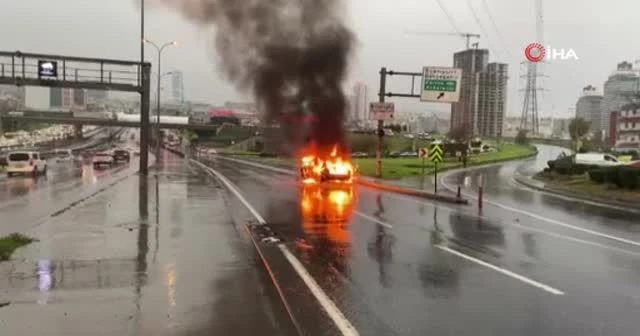 E-5'te alev alan araç trafiği durma noktasına getirdi