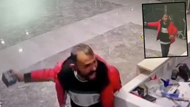 Taşla sağlık çalışanlarına saldırdı: Dehşet anı kamerada