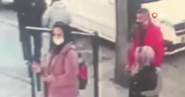 Engelli çocuğunu yol ortasında tekme tokat dövdü
