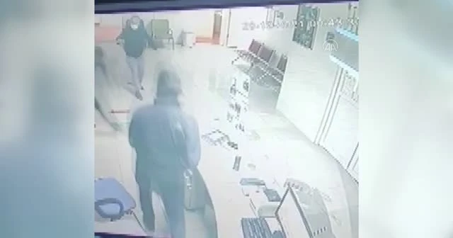 Hastane görevlilerine satırlı saldırı kamerada