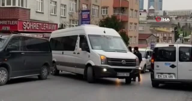 İki sürücü tekme tokat birbirine girdi çevredekiler zor ayırdı