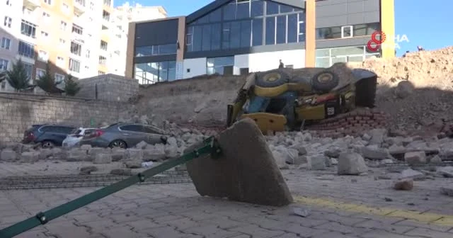 İşçi çöken istinat duvarıyla 5 metre aşağı düştü