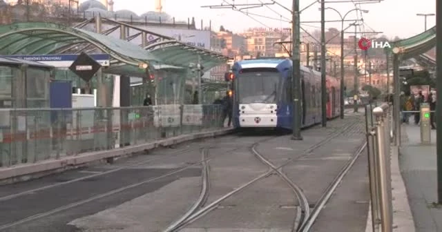 İstanbul'da feci kaza! Tramvayın altında kaldı