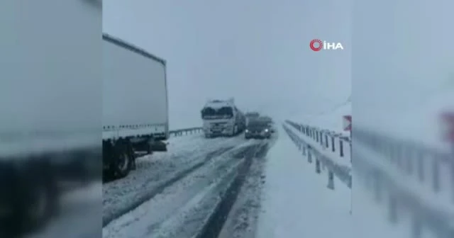 Kar yağışı bir anda bastırdı: Yollar kapandı, yüzlerce araç yolda kaldı
