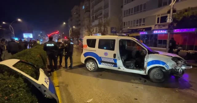 Kavga ihbarına giden polis otoları çarpıştı