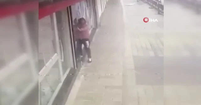 Komşusunun yardımına gitti, lodos savurdu: Tabela ile uçtu