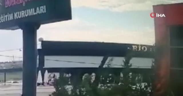 Manavgat’ta fırtına iş yerinin çatısını caddeye uçurdu