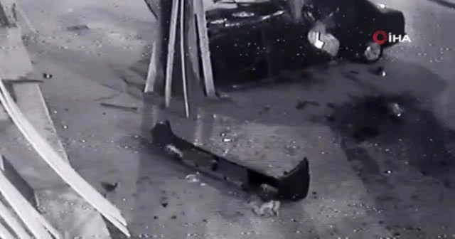 Otomobilin ikiye bölündüğü kaza kamerada