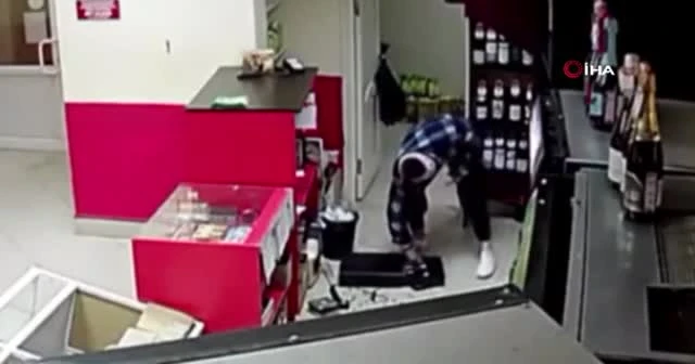 Oyuncak tabancayla soygun girişiminde sakarlıklarıyla yakalandı
