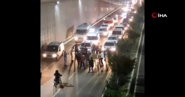 Pes dedirten görüntü: Düğün konvoyu yolu kesip göbek attı