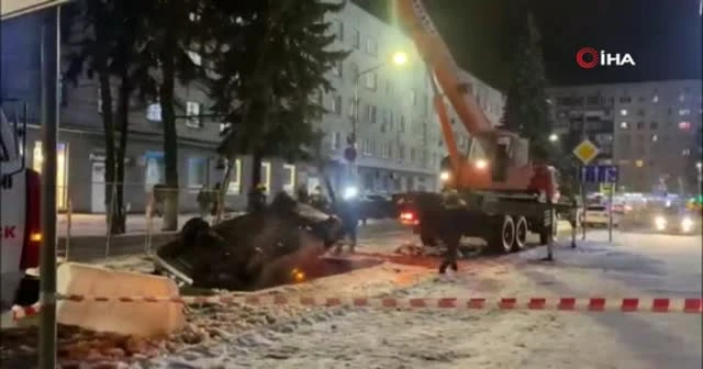 Rusya'da seyir halindeki araç kaynar su çukuruna düştü
