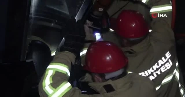 Sıkışan sürücüyü kurtarma için herkes seferber oldu