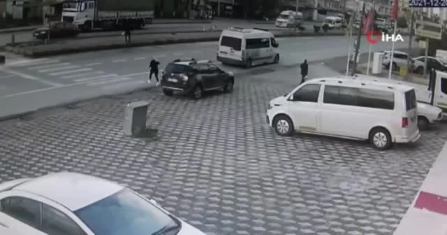 Taksi köpeğe böyle çarptı