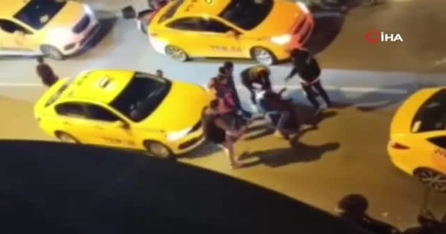 Taksici şiddeti kamerada: Yolcu "Yapma" dedikçe, onlar tekmeledi