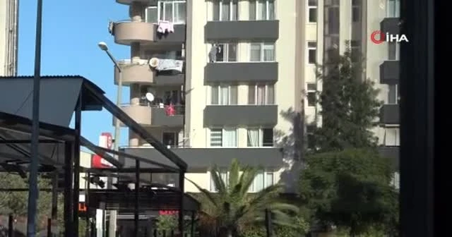Temizlik yapan kadın camlar için canını tehlikeye attı