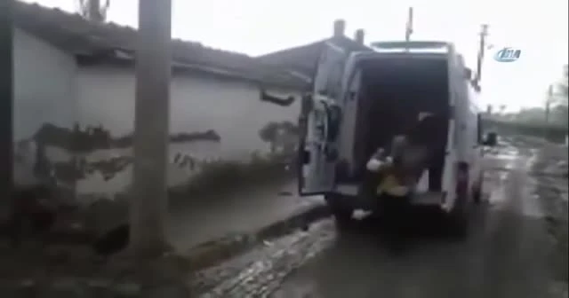 Ambulans şoförünün sırtında taşıdığı yaşlı adam ev yangınında öldü
