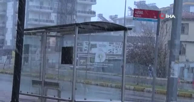 Antalya kent merkezine 29 yıl sonra kar yağdı
