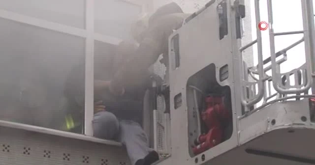 Bağcılar’da 3 katlı binada korkutan yangın