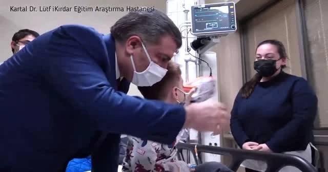 Bakan Koca'dan yeni yıl mesaisi: Sabaha kadar hastaneleri ziyaret etti