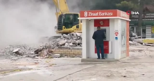 Bina yıkılırken onlar para çekti