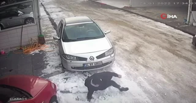 Çay tepsisi ile kayarak düştü